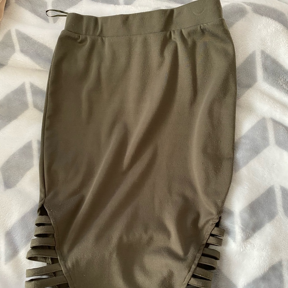 Green Bodycon skirt with bottom design